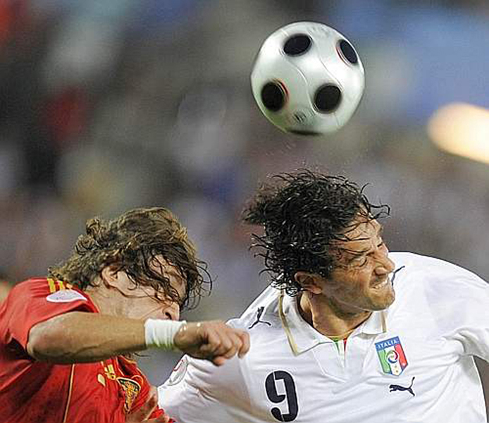 Euro 2008 (29).jpg - Spain's Carles Puyol (L) jumps for the ball with Italy's Luca Toni during their Euro 2008 quarter-final soccer match at the Ernst Happel Stadium in Vienna, June 22, 2008.